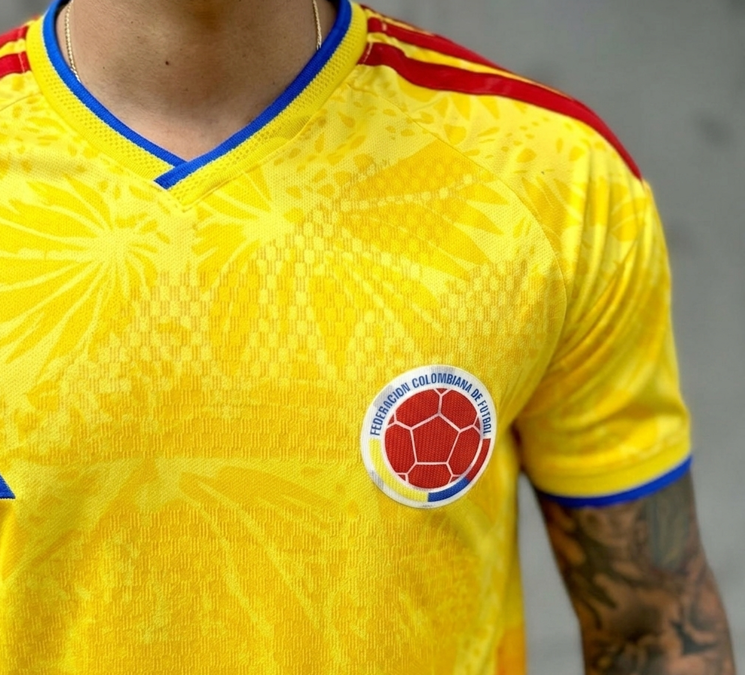 Camiseta Oficial Adidas Selección Colombia 2026® + Caja Premium